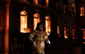 Bomberos trabajaron para contener un gran incendio en el Museo Nacional de Río de Janeiro, uno de los más antiguos de Brasil.