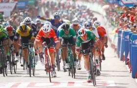 Nelsson Soto entre los italianos Giacomo Nizzolo y Elia Viviani. 