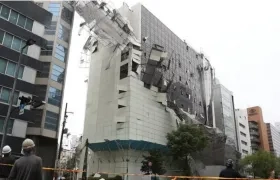 Las rachas de viento arrancaron fragmentos de techos y de fachadas de numerosos edificios.