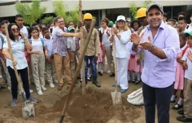 Alcalde Alejandro Char en el colegio Pies Descalzos sembró un árbol.