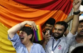 Miembros de la comunidad LGTB india celebran el fallo del Tribunal Supremo de la India sobre las relaciones homosexuales en Bombay (India).