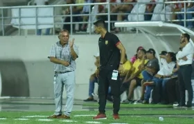 Jorge Luis Bernal (izquierda), DT de Rionegro Águilas Doradas.