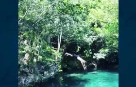 'El Pibe' Valderrama lanzándose al manantial.