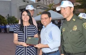 Nancy Navarro, gerente de Vivac, recibe el reconocimiento por parte del Alcalde de Santa Marta y el Comandante de la Policía de Santa Marta.