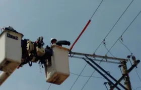 Contratistas de Electricaribe trabajando en la reparación de los daños.