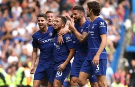 Hazard festeja con sus compañeros. 