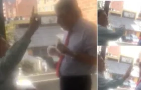 Estaban hablando distraída y amenamente, el condenado por parapolítica Álvaro García y el gobernador de Sucre, Édgar Martínez.