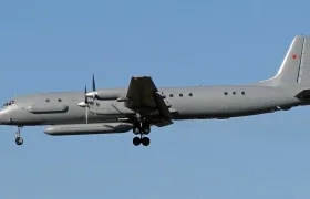 El derribo accidental de un avión IL-20  costó la vida a los 15 militares rusos. 