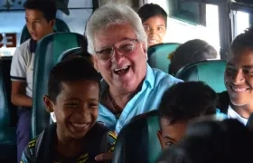 Los estudiantes felices acompañados por el Alcalde Joao Herrera en el transporte escolar.