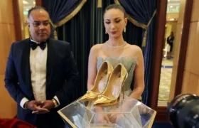 Los zapatos están hechos con oro y seda, tiene 236 diamantes 