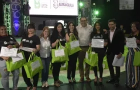 Participantes del curso de peluquería en el Distrito.