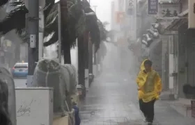 Un ciudadano japonés desafía los vientos del tifón Trami el sábado.