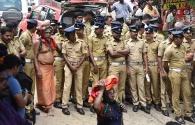 Miembros de la policía montaban guardia en el templo Sabarimala en Pamba (India,)