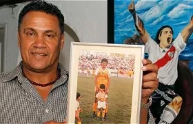 Radamel García, con foto como jugador activo y su hijo Falcao con el River de Argentina.