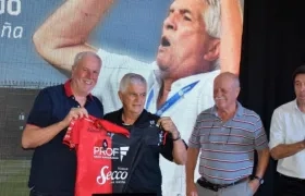 Julio Comesaña al ser presentado, con los directivos de Colón. 