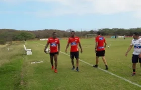 Fredy Hinestroza conversa con Iván Rivas y el médico Carlos Rolong.