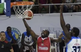 Xavier Roberson intenta una cesta, durante la final ante Warriors. 
