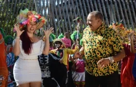 La intérprete Thita Arjona junto al cantante Juan Piña.