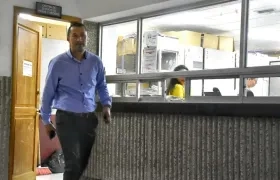 Funcionario de la Fiscalía en entrada y salida del despacho del juez