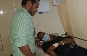 El cantante Orlando Liñán visitó en el centro asistencial a su guacharaquero Deimer Toncel.