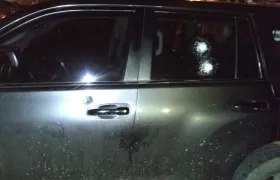 Impactos de bala en el vehículo en el que se desplazaba Alfamir Castillo Bermúdez.