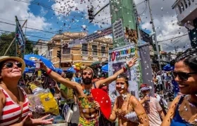 Los "blocos de rua", o comparsas callejeras en Brasil.