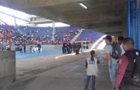 Presencia de encapuchados en la asamblea multiestamentaria.