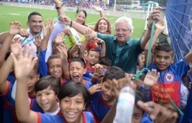 El Alcalde Joao Herrera y la primera gestora Alba Olaya, con niños deportistas.