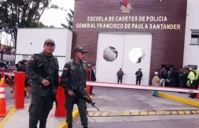 La Escuela de Cadetes General Santander custodiada por personal de la Policía.