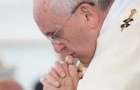 Papa Francisco en oración por Colombia.