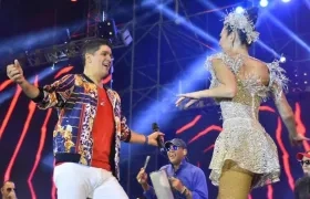 Eddy Herrera en pleno show con la Reina Carolina.