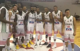 Jugadores de Titanes celebraron tras el juego contra Atenas.