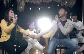 Los cantantes Dora Rueda y Alex Teherán.