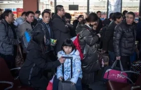 Viajeros chinos que regresan a sus ciudades de origen para Año Nuevo.