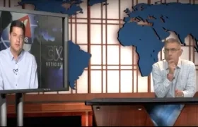 El periodista Jorge Cura entrevistando al Senador Mauricio Gómez.