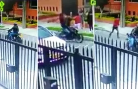 El delincuente pasó, al rato se devolvió para robar al equipo periodístico.