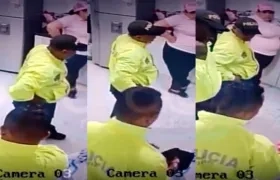 Momentos en el que el uniformado saca la bolsa y la coloca en el compartimiento.