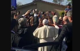 Momentos en que el Papa Francisco le canta cumpleaños feliz a una adulta mayor.