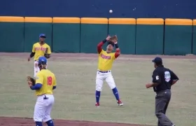 Acción del juego de Caimanes de Colombia ante Tobis de México. 
