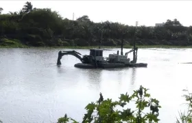 Trabajos de dragado dentro de la dársena del acueducto de Barranquilla.