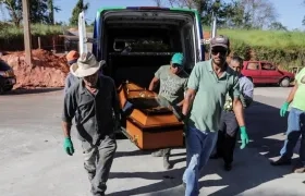 Hombres cargan el ataúd de Edgar Carvalho dos Santos, en el cementerio "Parque das Rosas", en Brumadinho (Brasil).