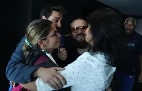 A la izquierda, los periodistas Maurén Barriga, Gonzalo Domínguez y Leonardo Muñoz.