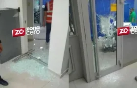 Así quedaron los vidrios del banco.