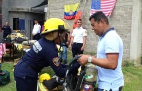 El Alcalde Efrain Bello, durante la entrega de los equipos.