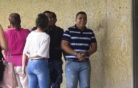 Iván Barrios llegó sonriente a la audiencia.