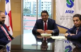 José García Sanleandro (D) con José Luis Lloret, de Naturgy, reunidos con Armando Fuentes de Asep.