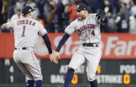 Carlos Correa y George Springer, celebrando la victoria de los Astros de Houston.