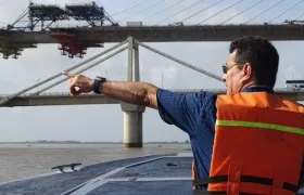 El candidato Carlos Dennis, recorriendo el río Magdalena.