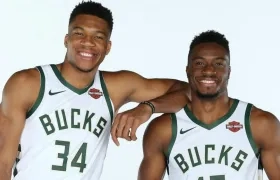 Giannis Antetokoumpo y Thanasis Antetokoumpo, jugadores de los Bucks.