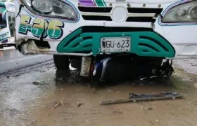La moto quedó debajo del bus.